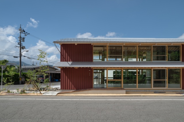 べんがら色の外壁が印象的な外観