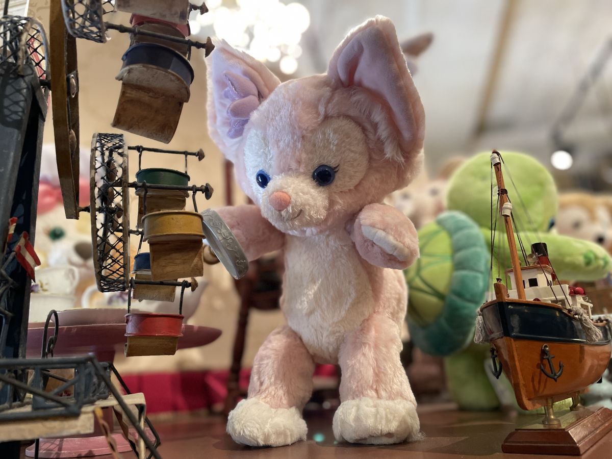 商品棚の上のディスプレイ