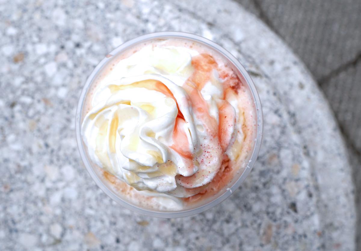 「白桃と桜わらびもち フラペチーノ®」カスタマイズ：ハチミツ追加（無料）