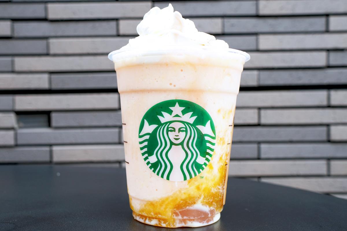 「白桃と桜わらびもち フラペチーノ®」カスタマイズ：ハチミツ追加（無料）、ホワイトモカシロップ増量（無料）、豆乳に変更（無料）、シトラス果肉追加（＋110円）