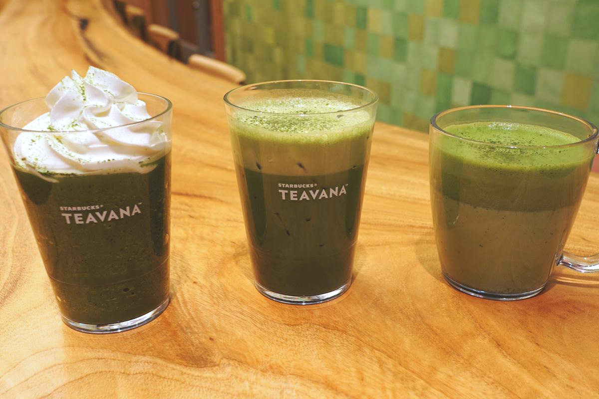 左から「GINZA 石臼抹茶 フラペチーノ® 」 Tallサイズのみ 1178円（持ち帰り）、1200円（店内利用）、「GINZA 石臼抹茶 ティー ラテ」Tallサイズのみ（Iced /Hot） 1080円（持ち帰り）、1110円（店内利用）