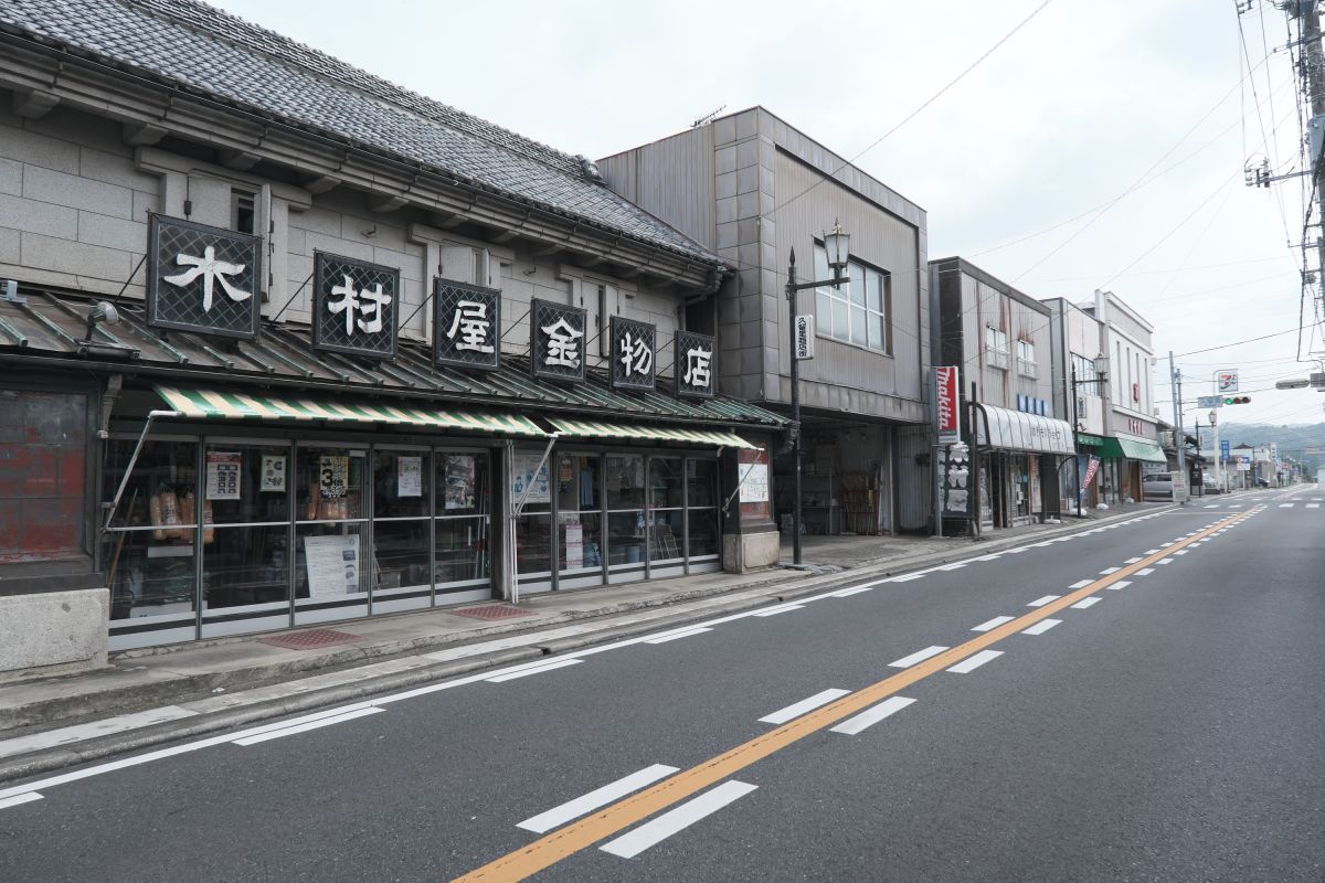 久留里のメインストリート。レトロな商店も健在