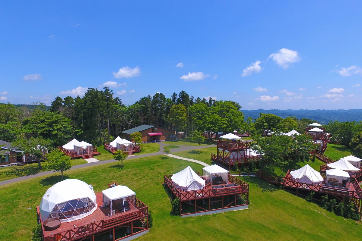 10種類のテントと1種類のコテージ計24棟が並びます