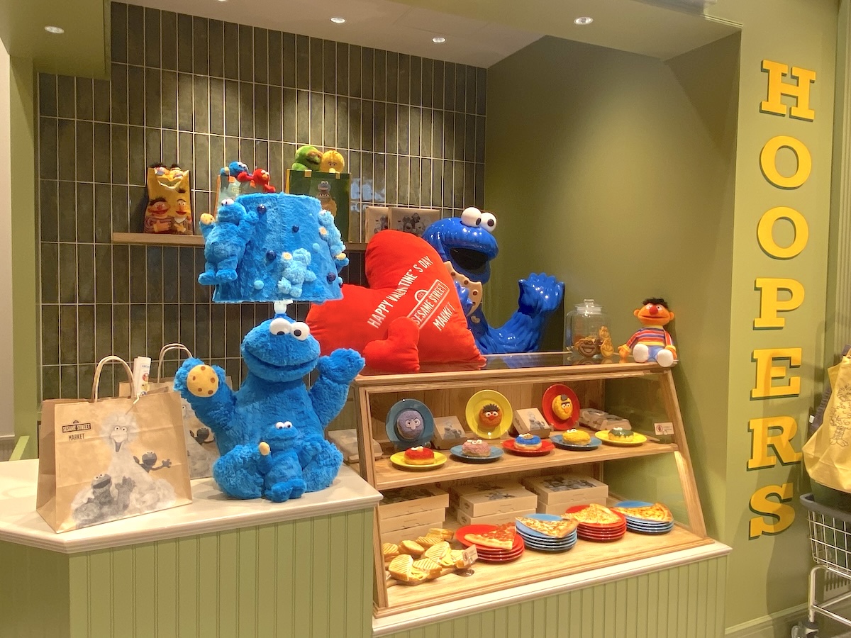 「フーパーズストア」を再現したエリア内にいるクッキーモンスター