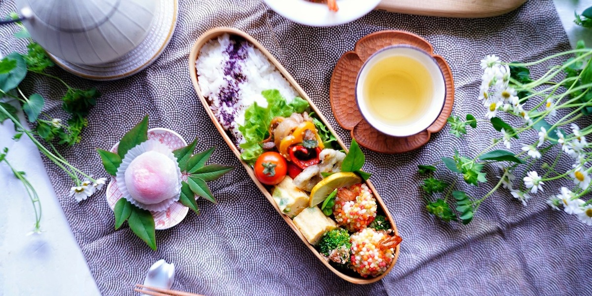 ひな祭りにおすすめ！ 華やか五色のぶぶあられで、プリッとエビのあられ揚げ【kyoko_plusのレシピ＆テーブルコーデvol.77】