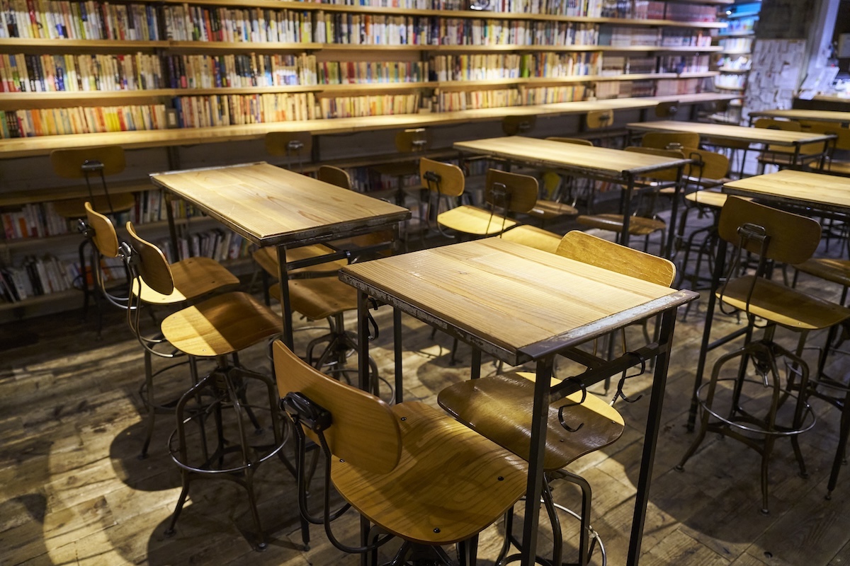 店内中央に２人がけテーブルと4人がけテーブルが並ぶ