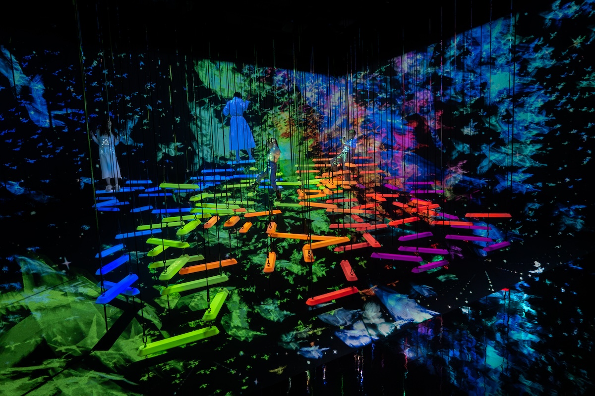 チームラボ《イロトリドリのエアリアルクライミング》©チームラボ