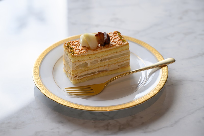 「季節のショートケーキ」 750円（写真は冬バージョンの「洋梨とキャラメルクリーム」）