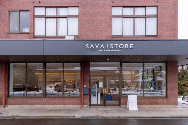 ショップは、レンガ調のレトロなビルの1階にあります