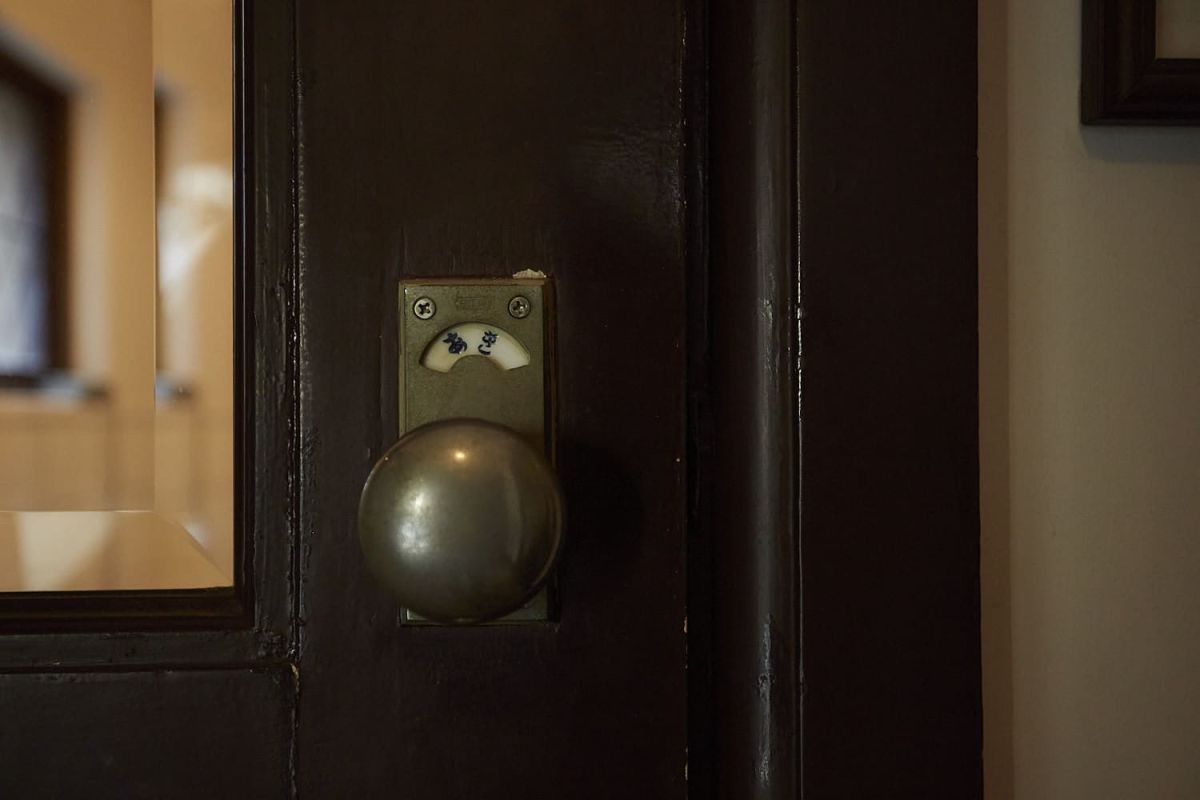 「あき」の文字がレトロなドアノブ