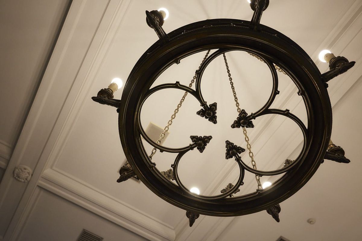 ここにも個性的なシャンデリアが