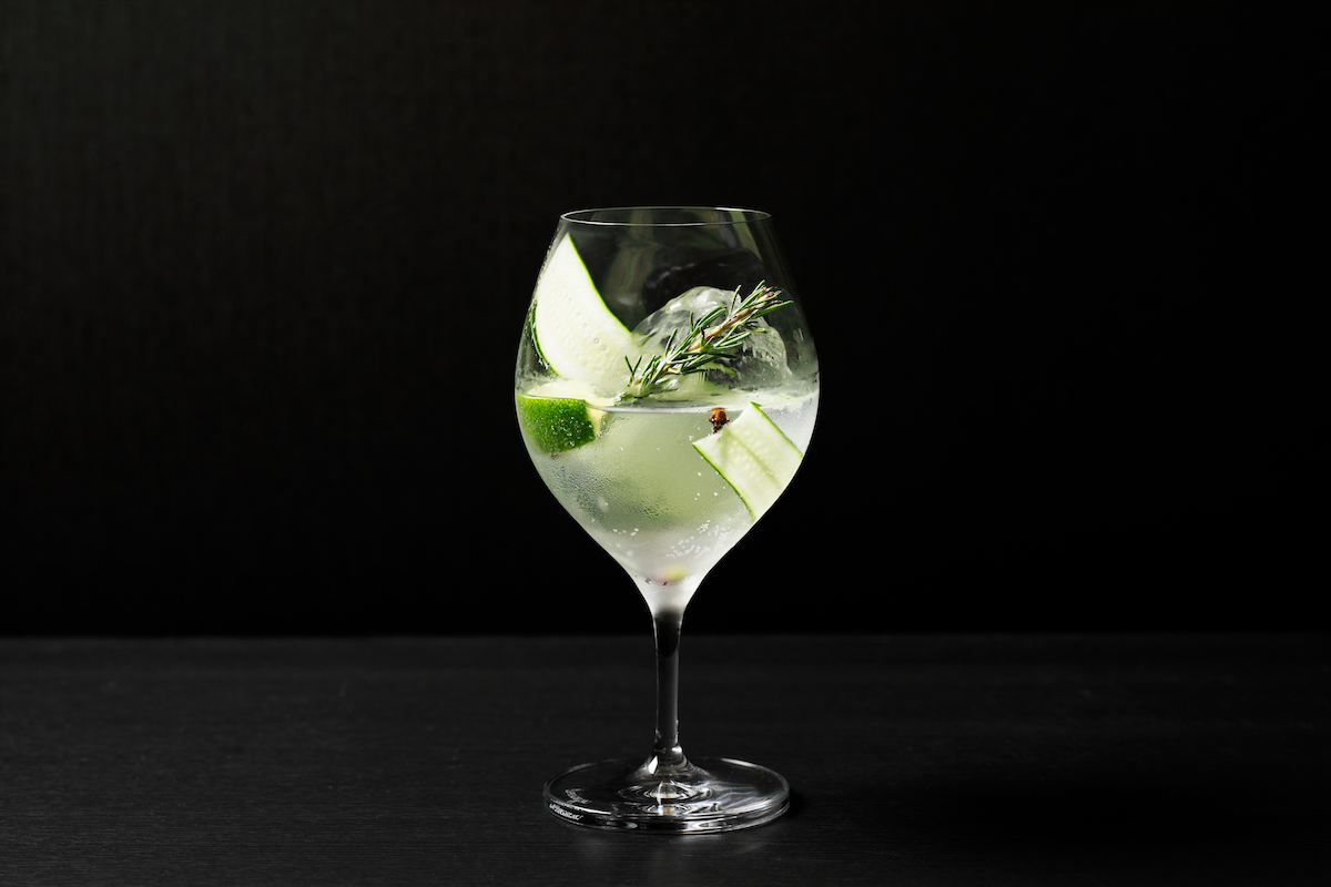 「ACジン・トニック」（シグニチャーカクテル）2214円はノンアルコールのアレンジも可能