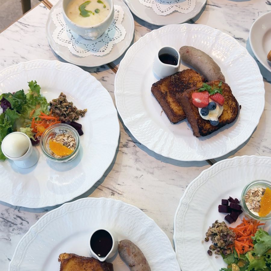 「RITUELブリオッシュフレンチトースト ～ベリー＆オーガニックソーセージ～」（週末限定スペシャルデリ・ミニスープ・珈琲/紅茶付）2420円　※平日はミニスープ・珈琲/紅茶付で1980円