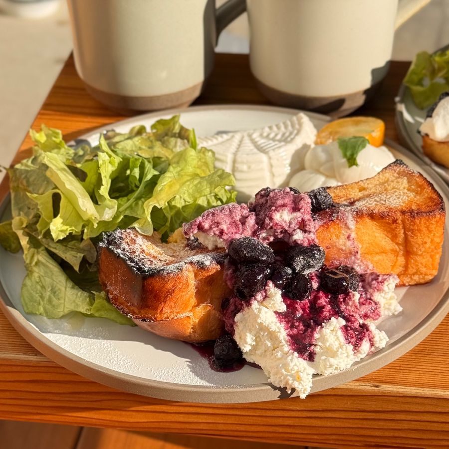 「東京ミルクのフレンチトースト/フロマージュブランのホイップとブルーベリージャム」1100円