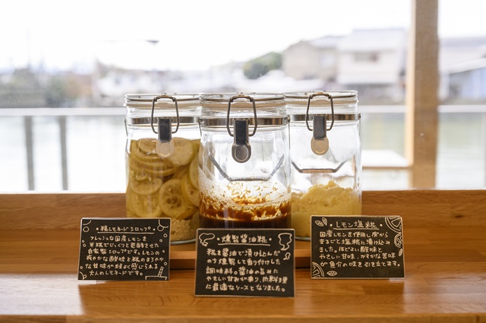 フードやドリンクに使用するオリジナルの発酵調味料ソースやシロップ