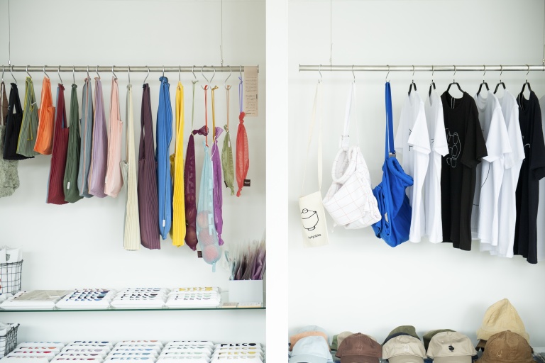 「SAVA!STORE」オリジナルTシャツ3520円やキャップ4950円のほか、県内の繊維メーカーが作るバッグなど、個性あるファッションアイテムも人気です