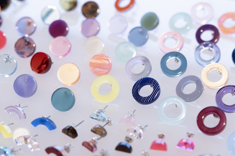 倉庫に眠っていたデッドストックの眼鏡フレーム素材を使用した「Sur」のレフトオーバーシリーズのピアス。1点物なので、左右で違う色や形を楽しんでみて。１ピース2090円