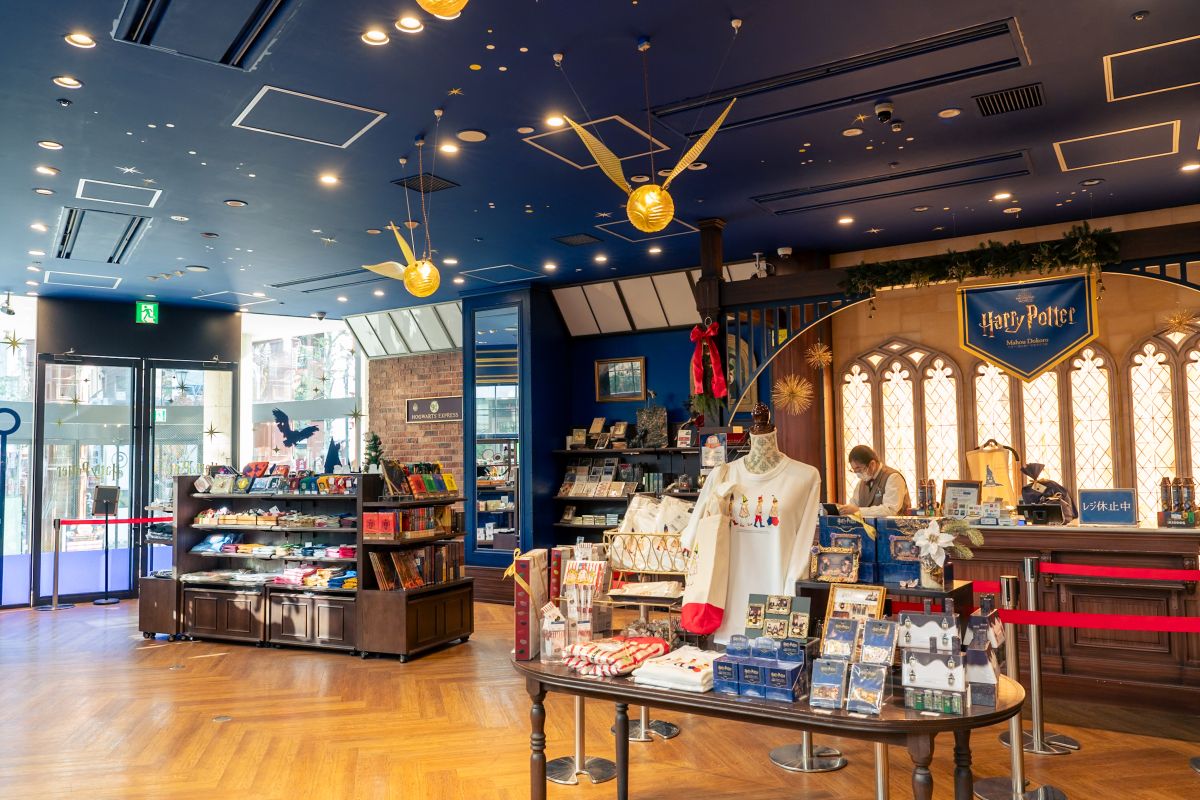 All characters and elements © & ™ Warner Bros. Entertainment Inc. Publishing Rights © JKR. (s25)