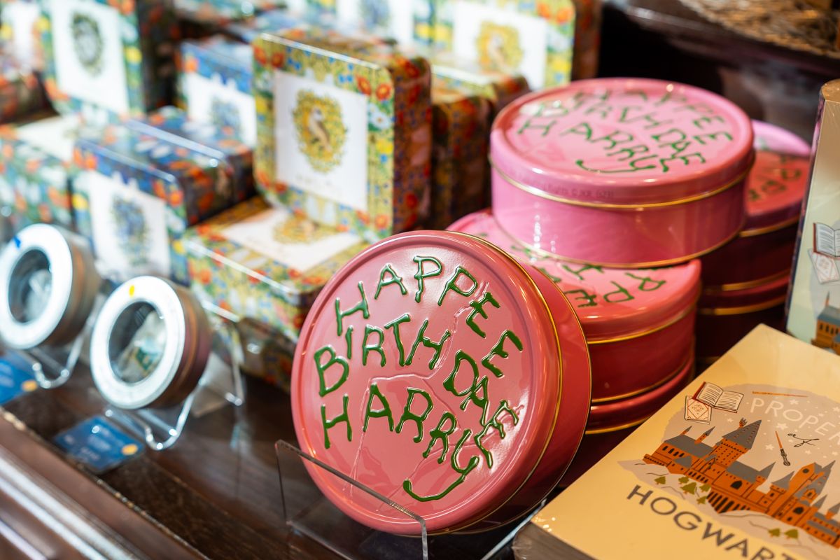 All characters and elements © & ™ Warner Bros. Entertainment Inc. Publishing Rights © JKR. (s25)