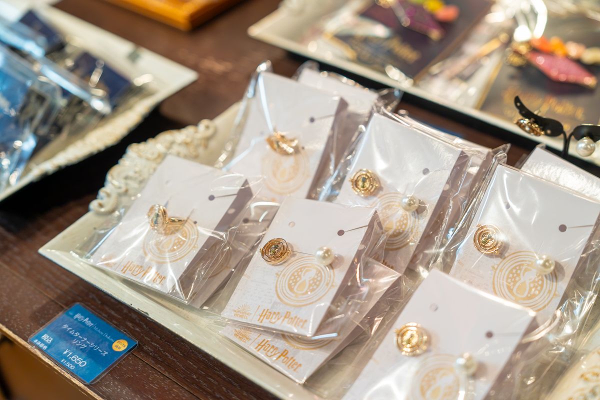 All characters and elements © & ™ Warner Bros. Entertainment Inc. Publishing Rights © JKR. (s25)