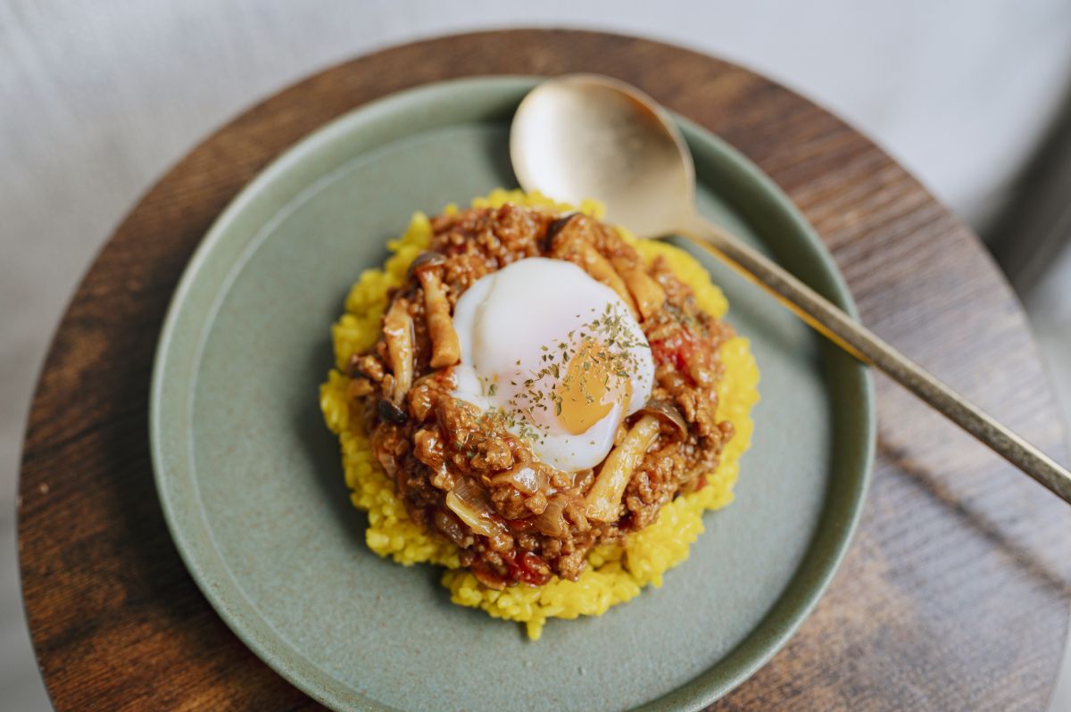 「塩麹のキーマカレー」ドリンクセット1200円 ※単品の場合は900円/@ブックカフェ チャイと選書 Chapters bookstore