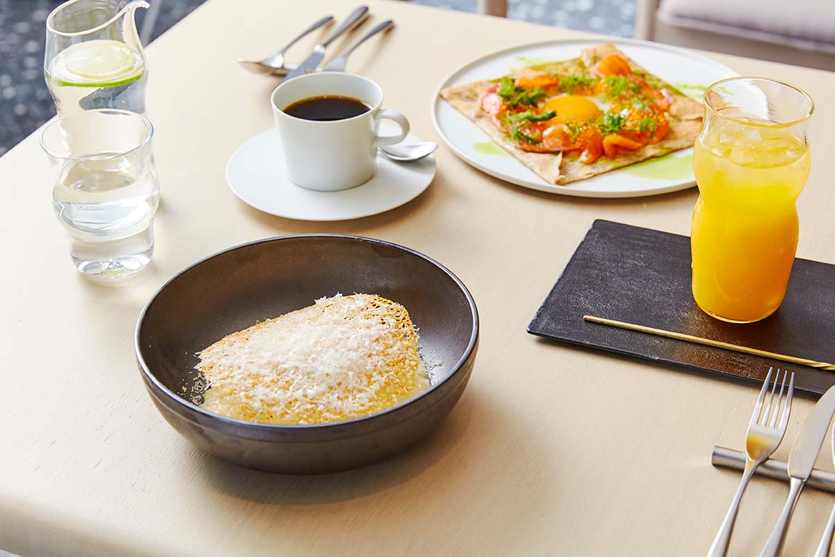 出汁リゾット1000円（手前）、サーモンのガレット1400円（奥）