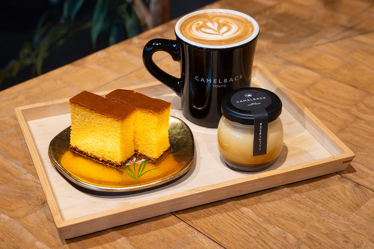 CAMELBACKの長崎極上カステラ550円、東京滑らかプリン650円、ラテ600円