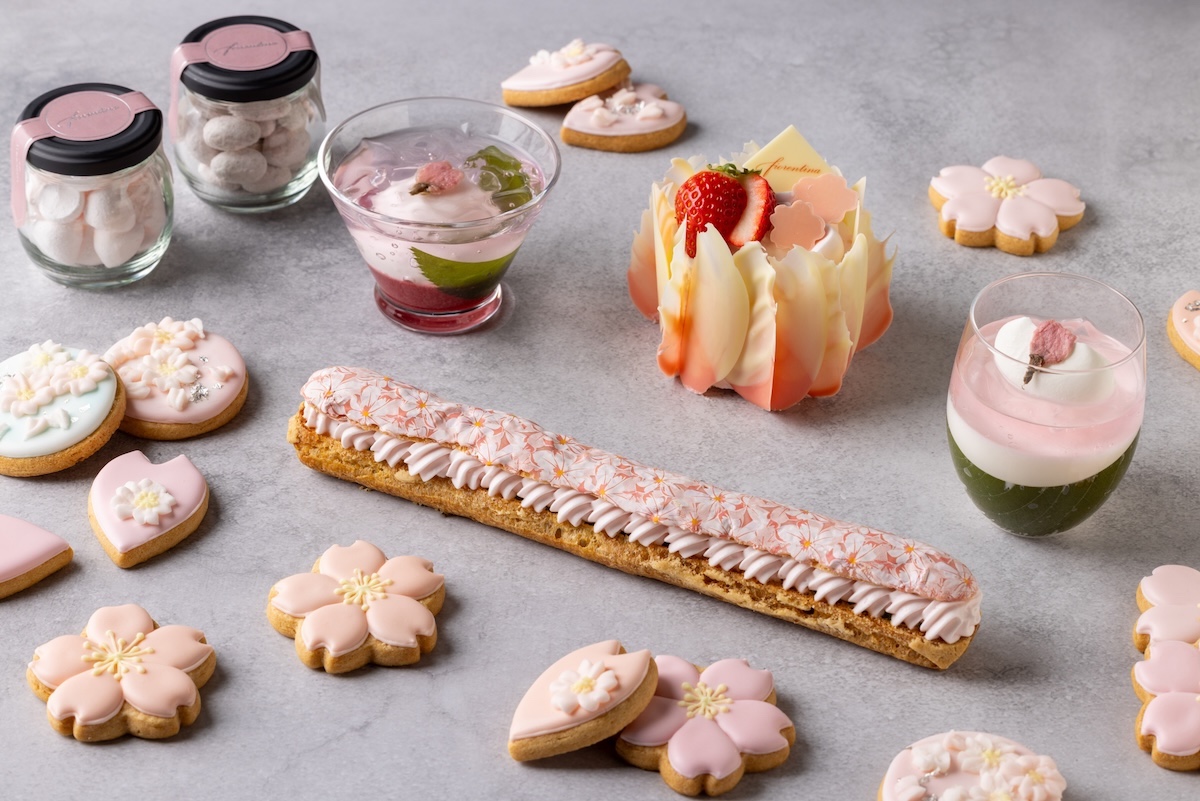 中央「桜ロングエクレア」2000円、手前から時計回りに「桜アイシングクッキー（4枚入り）」2000円、「桜スイーツジャー2種セット」1500円、「桜フロマージュブラン」900円、「グランド プレミアム ショートケーキ 桜」2200円、「桜のブランマンジェ」900円