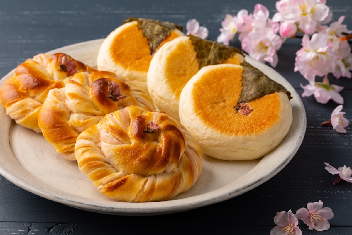 写真奥「桜の葉あんぱん」、手前「桜花あんぱん」各1個400円