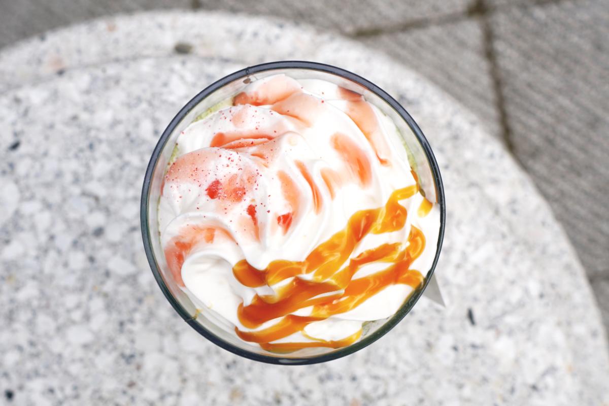 「抹茶と桜わらびもち フラペチーノ®」カスタマイズ：キャラメルソース追加（無料）