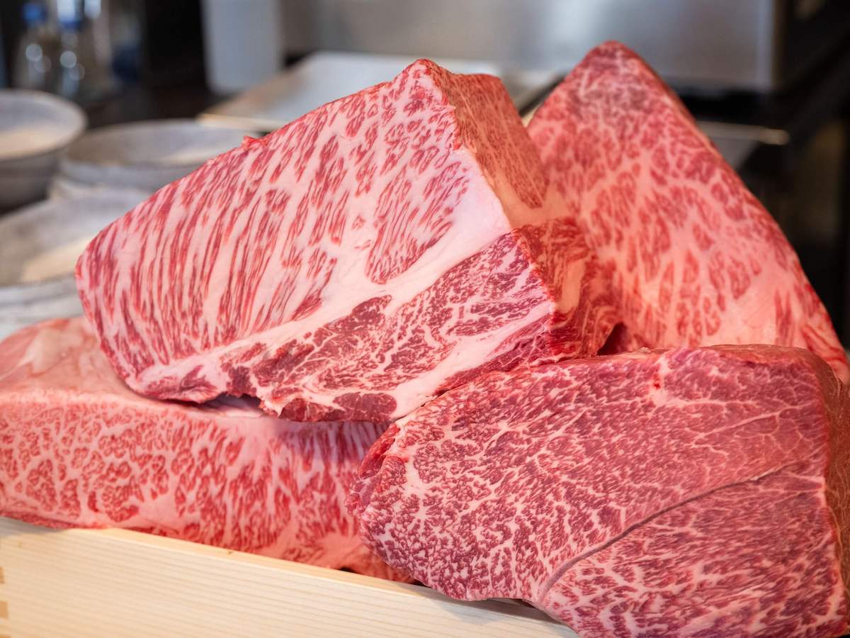 写真中央から時計回りに「十勝牛の肩ロース」「仙台牛のクリ(ウデ肉)」「常陸牛のサーロイン」