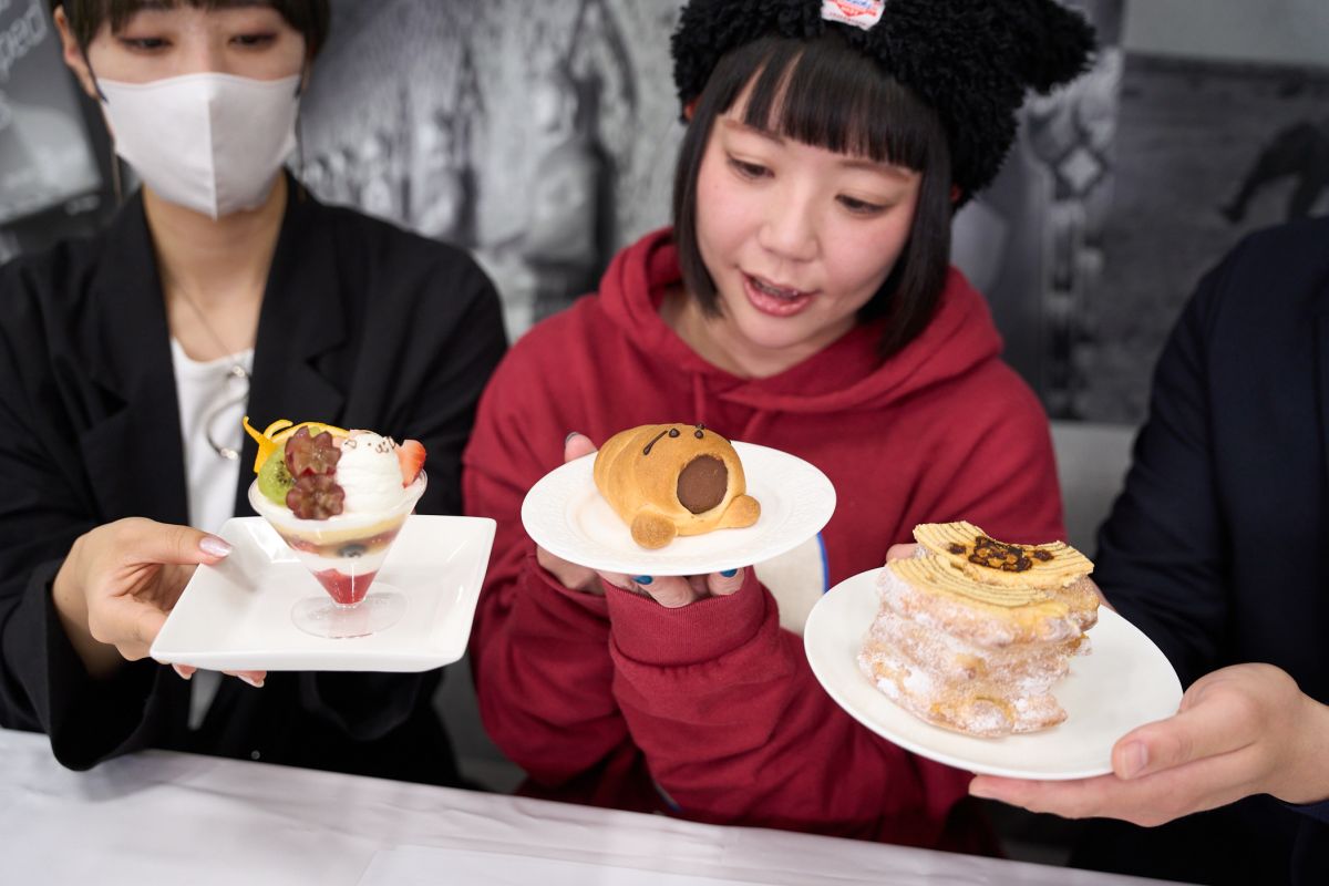 （写真左から）「ハチパフェ」962円、「渋谷ハチコロネ（チョコ）」テイクアウト324円／イートイン330円、「秋田犬の発酵バターバウムクーヘン」2970円