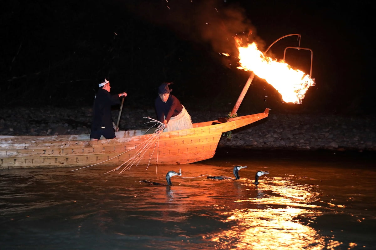 鵜匠が鵜を操る様子　写真提供：岐阜市