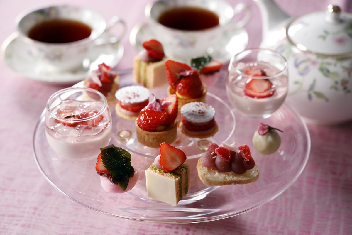 淡い桜と鮮やかないちごの色合いが美しいデセール