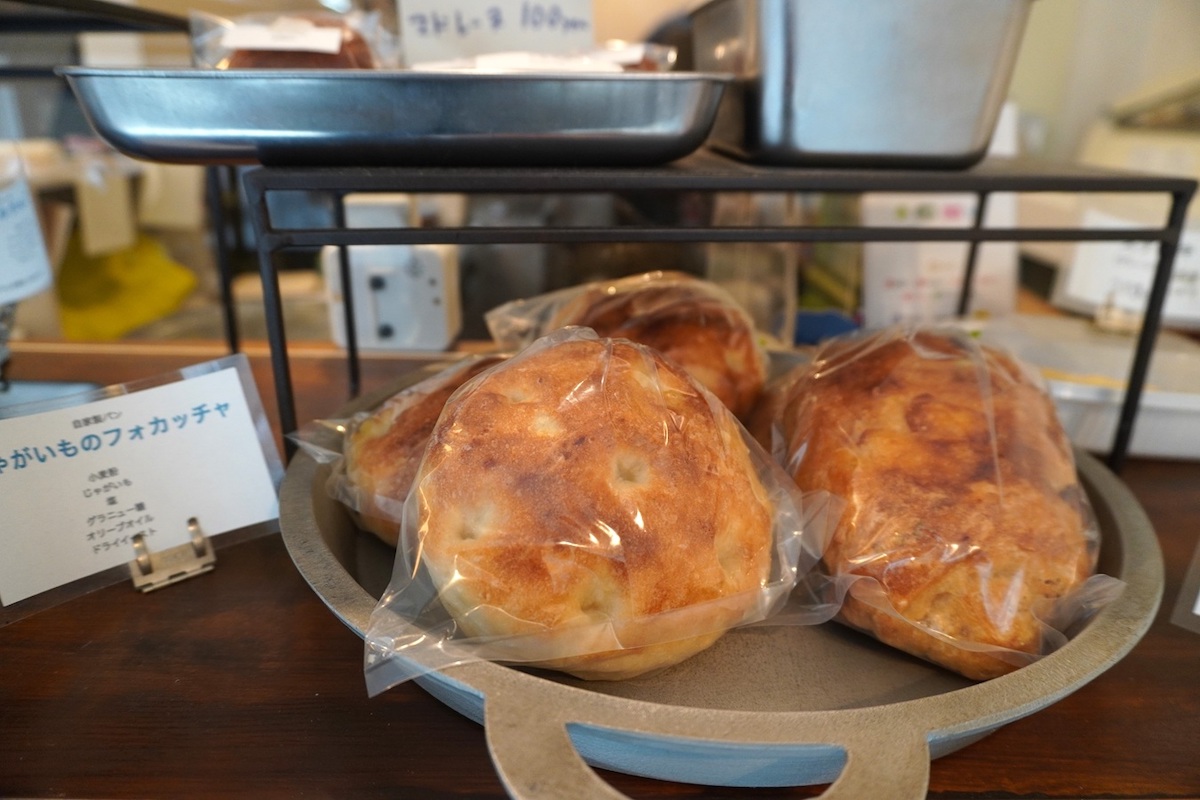 自家製フォカッチャ＆トマトパンは1階で販売（各100円）