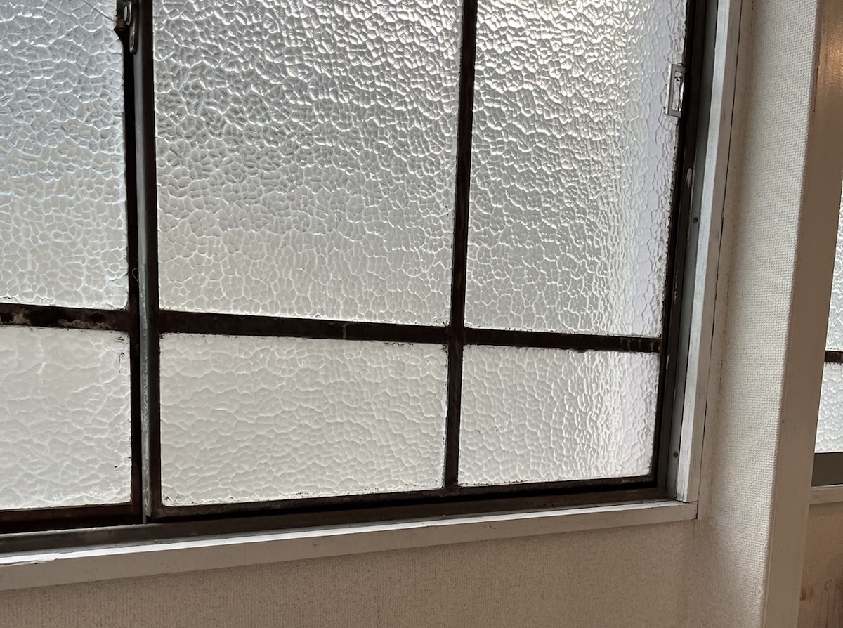 昭和レトロなガラス窓にも癒やされます