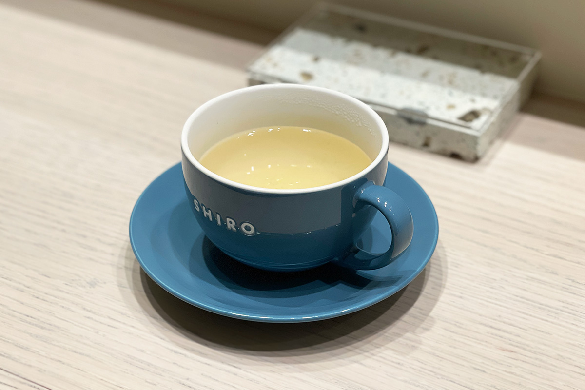 サービスの「ハッピーファーマーズ レモングラスティー」は店頭でも購入可能(※店頭購入の場合648円)
