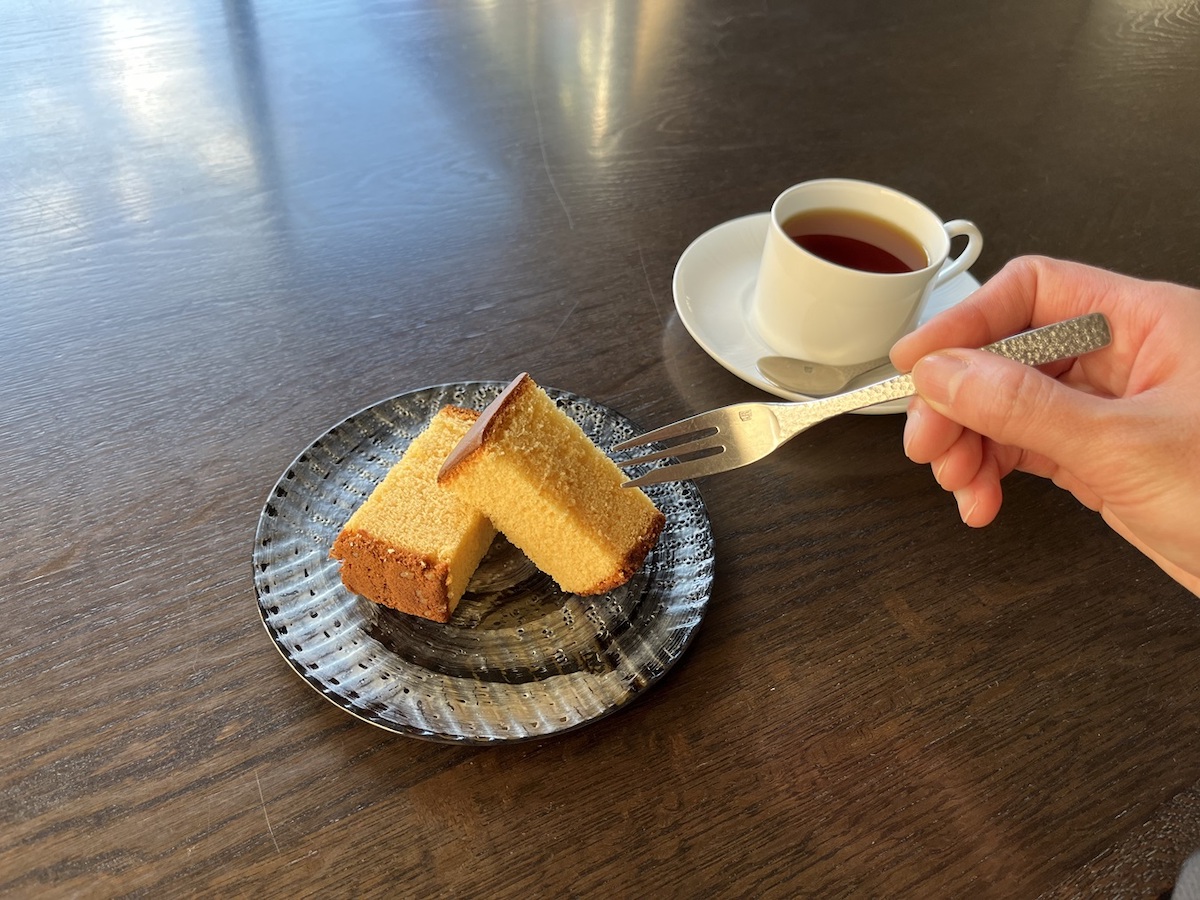 カステラ350円、和紅茶600円（セットで50円引き）