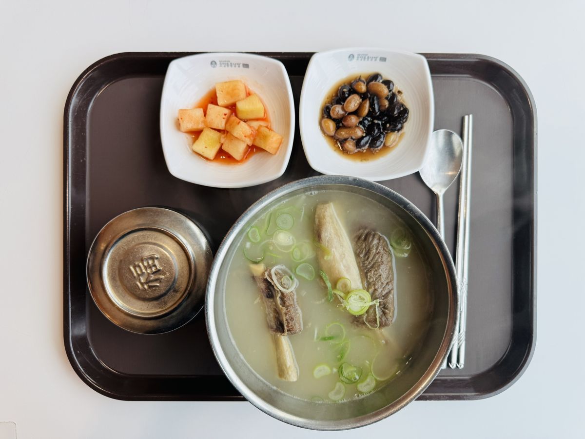 咸興冷麺の老舗店 1953年創業の「五壮洞興南チッ」のカルビタン、1万6000₩