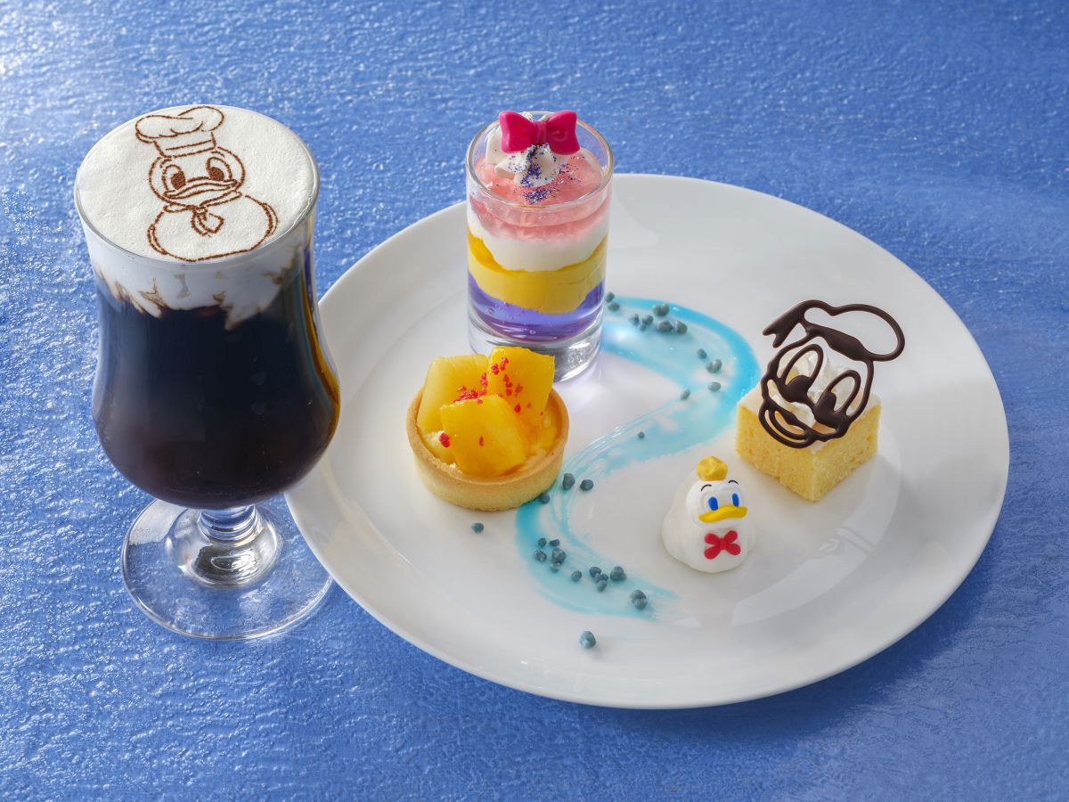 デザートプレート（レモンクリームのパイナップルタルト、レモンケーキ、 バタフライピーとマンゴーのヴェリーヌ） アイスカフェモカ（クラッシュコーヒーゼリー入り）