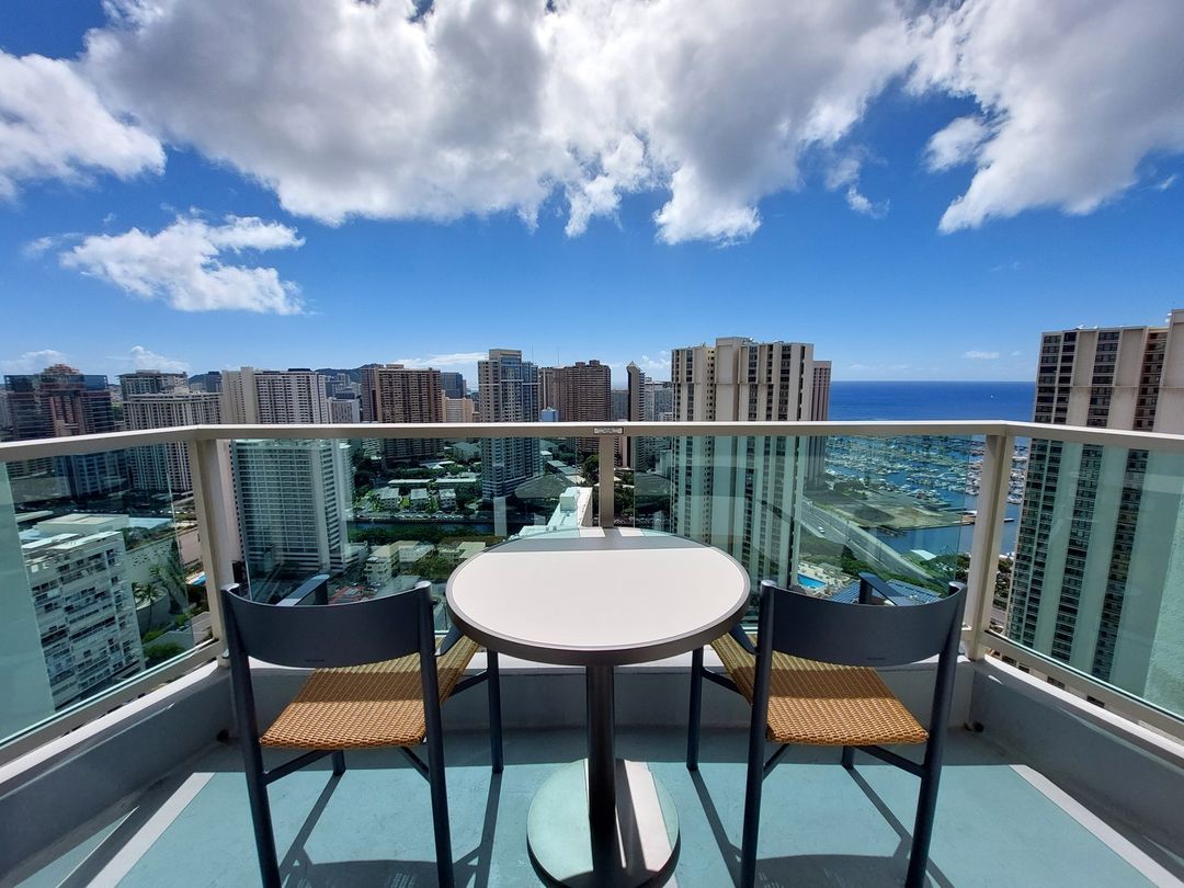 オーシャンビューの客室のラナイからはアラモアナビーチが一望できる客室もある／アラモアナ・ホテル・バイ・マントラ
