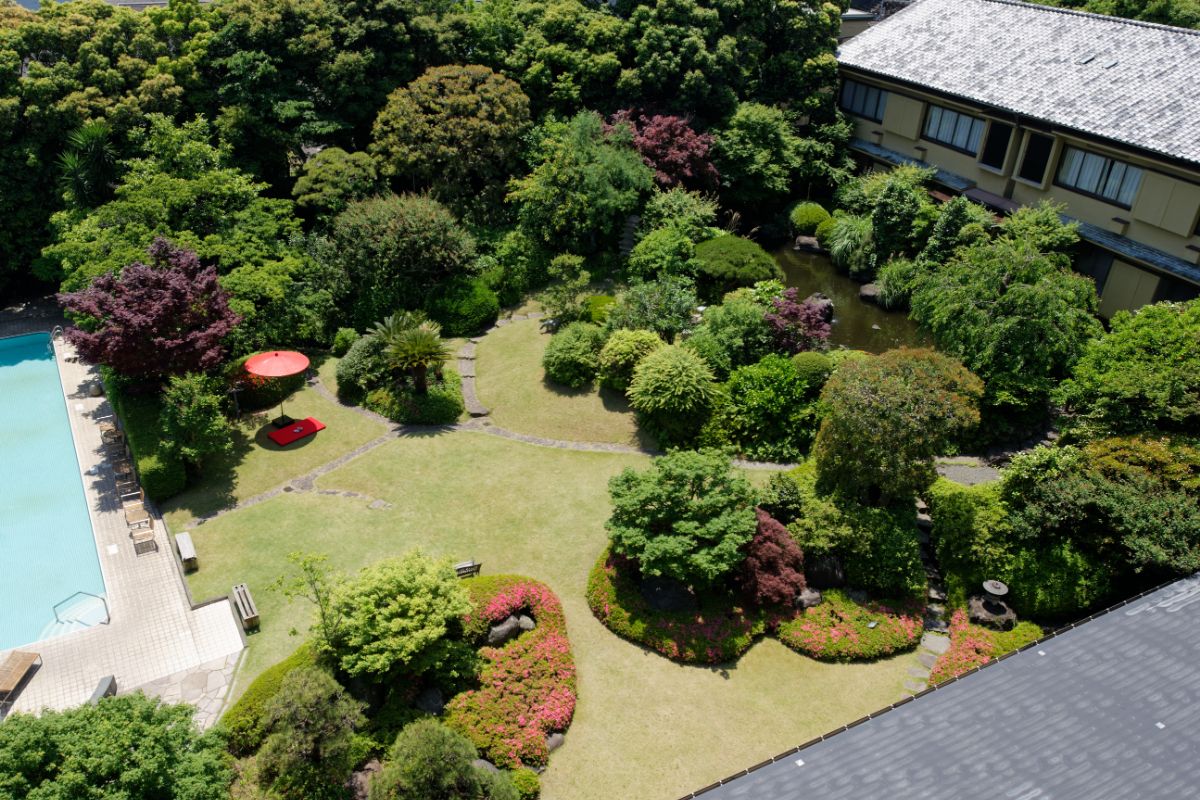 900 坪ある「界 伊東」の日本庭園