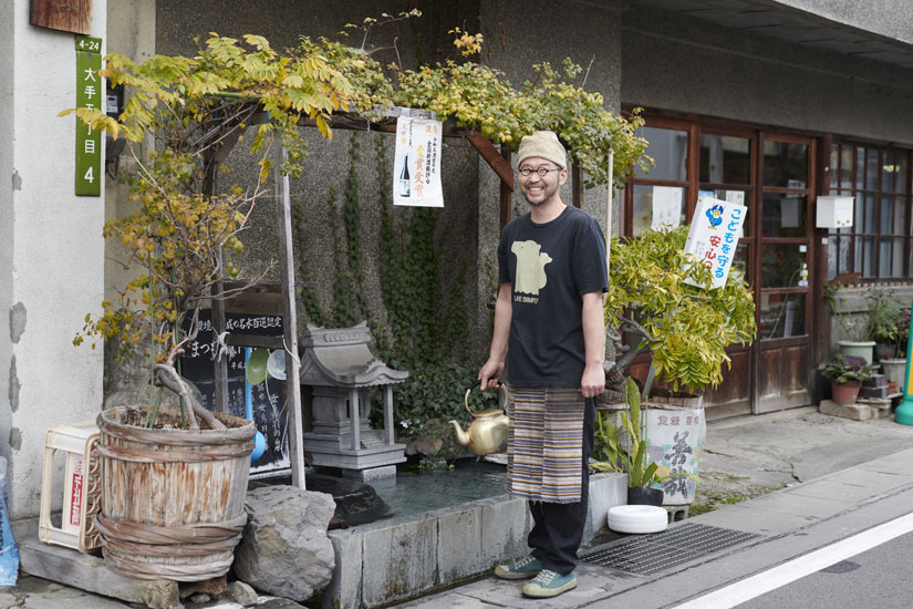 店のお隣、善哉酒造の地下30mから自噴する「女鳥羽の泉」で水を汲む高橋さん