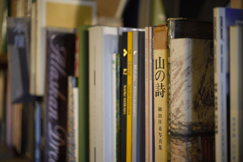 店には、山にまつわる本や絵もたくさん