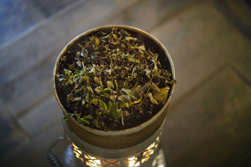 ストーブの上ではハーブが蒸され、すがすがしい香りが漂います