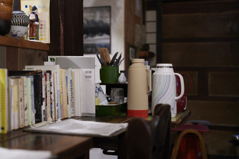 レトロなポットは現役。白湯やハーブ水を入れて