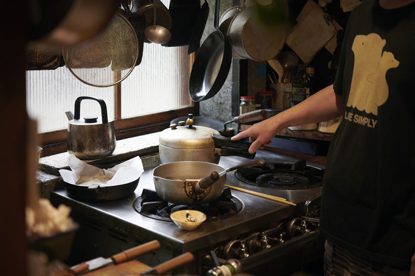 Aセットのごはんは、ガスコンロで炊き上げます