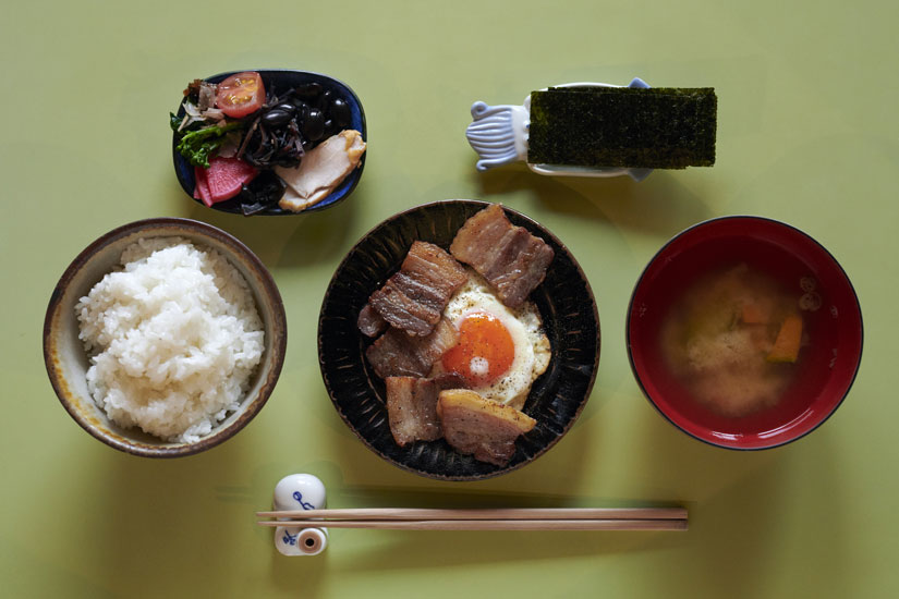 ごはん、みそ汁、付け合わせ、海苔のAセット650円＋自家製ベーコンエッグ350円