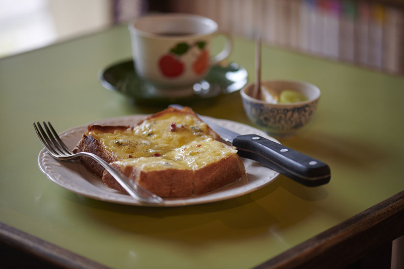 バタートースト、コーヒー、ヨーグルトのBセット650円。＋300円でハニーチーズトーストに