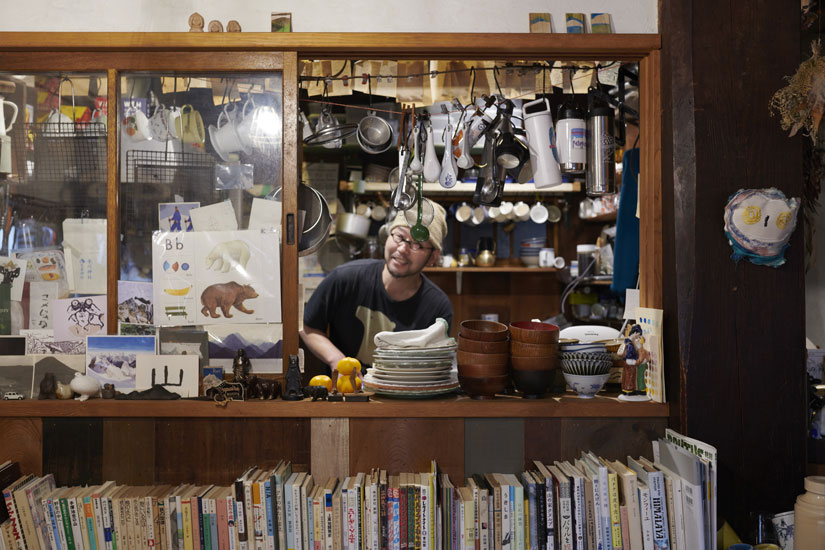 高橋さんとお話しするのも楽しい。昼ごはんや喫茶メニューもあります